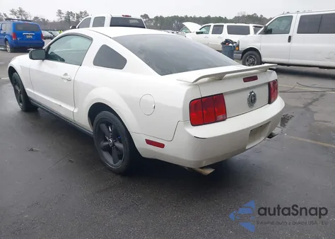 2005 Ford Mustang V6 Deluxe/V6 Premium z USA, uszkodzony, nr VIN 1ZVFT80N155104919